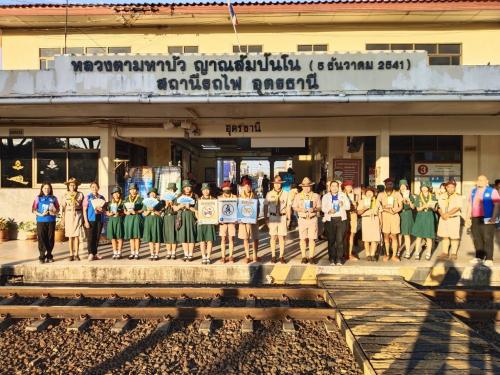 ลงพื้นที่แจกใบปลิวเส้นทางท่องเที่ยว แผ่นพับแผนที่จังหวัดอุดรธานี เพื่อมอบให้กับนักท่องเที่ยวชาวไทยและชาวต่างชาติ ใช้ดูประกอบในการท่องเที่ยวช่วงเทศกาลวันปีใหม่ พ.ศ. 2568 ณ สถานีรถไฟอุดรธานี